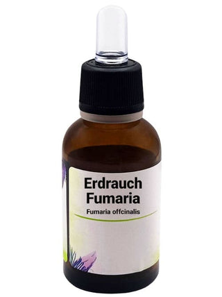 Una bottiglia di estratto liquido di Fumaria (Fumaria officinalis) con contagocce nero e etichetta in italiano che indica "Erdrauch Fumaria Fumaria officinalis." La bottiglia è marrone scuro e l'etichetta è decorata con illustrazioni floreali.