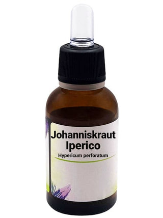 Una bottiglia di estratto liquido di Iperico (Hypericum perforatum) con contagocce nero e etichetta in italiano che indica "Johanniskraut Iperico Hypericum perforatum". La bottiglia è marrone scuro e l'etichetta è decorata con illustrazioni floreali.