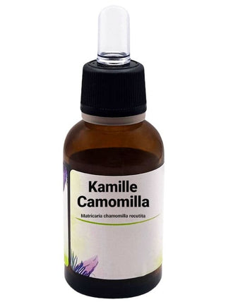 Una bottiglia di estratto liquido di Camomilla (Matricaria chamomilla recutita) con contagocce nero e etichetta in italiano che indica "Kamille Camomilla Matricaria chamomilla recutita". La bottiglia è marrone scuro e l'etichetta è decorata con illustrazioni floreali.