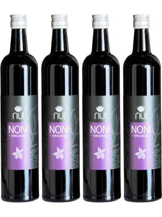 Quattro 750 ml bottiglie di succo di Noni originale "Nui" con etichetta nera e viola, disposte una accanto all'altra. Il succo di Noni è noto per le sue proprietà benefiche e la sua origine naturale.